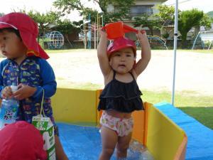 頭から水をかぶっている子ども